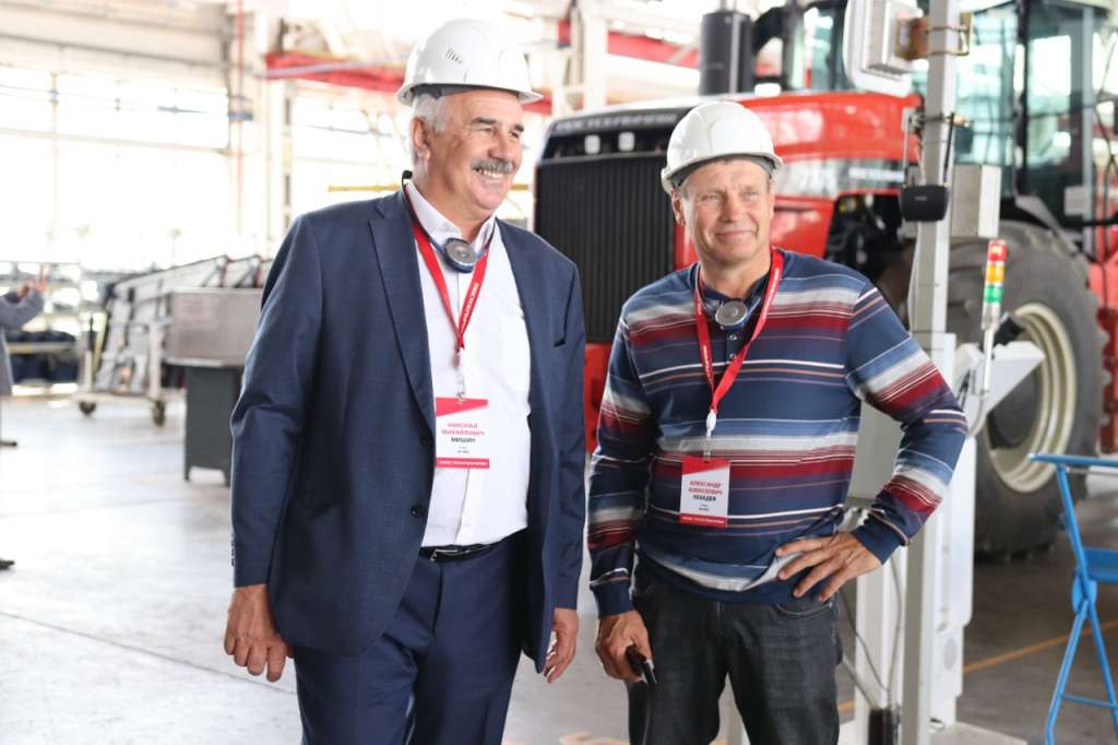 Делегация Орловской области на производственной площадке Ростсельмаш Делегация Орловской области на территории компании Ростсельмаш